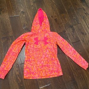 Girls under armour hoodie sweatshirt with front pocket.  Size youth small.